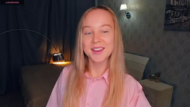 Snapshot of SoonMoor chatting on 11/16/25, 05:07 SoonMoor online show from 11/16/25, 05:07