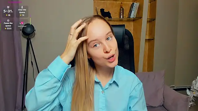 Snapshot of SoonMoor chatting on 11/19/25, 07:36 SoonMoor online show from 11/19/25, 07:36