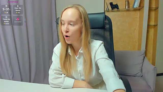 Snapshot of SoonMoor chatting on 11/22/25, 07:24 SoonMoor online show from 11/22/25, 07:24