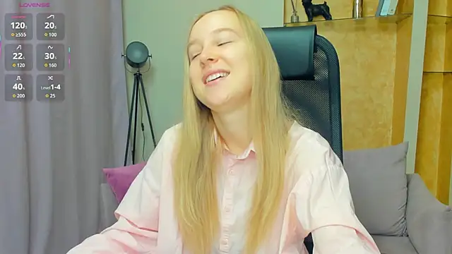 Snapshot of SoonMoor chatting on 11/24/25, 07:02 SoonMoor online show from 11/24/25, 07:02