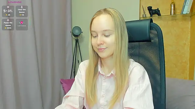 Snapshot of SoonMoor chatting on 11/25/25, 07:03 SoonMoor online show from 11/25/25, 07:03