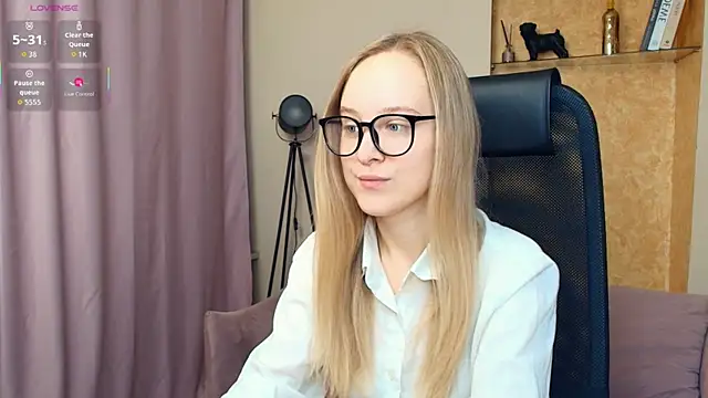 Snapshot of SoonMoor chatting on 11/27/25, 07:16 SoonMoor online show from 11/27/25, 07:16