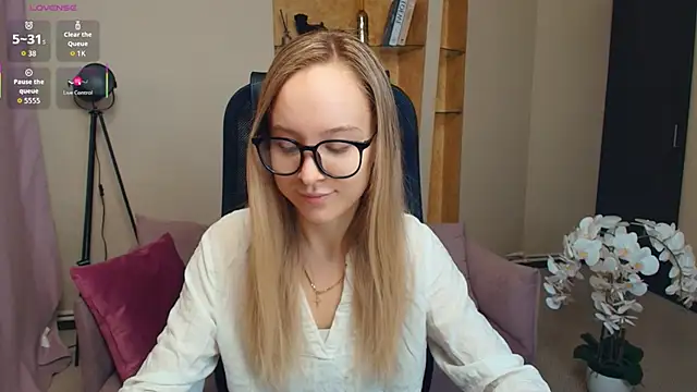 Snapshot of SoonMoor chatting on 11/28/25, 07:05 SoonMoor online show from 11/28/25, 07:05