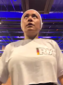 Snapshot of TiffanyyLam chatting on 10/15/25, 10:26 TiffanyyLam online show from 10/15/25, 10:26