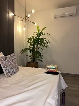 Snapshot of TiffanyyLam chatting on 10/19/25, 03:01 TiffanyyLam online show from 10/19/25, 03:01