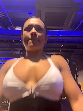 Snapshot of TiffanyyLam chatting on 10/24/25, 10:11 TiffanyyLam online show from 10/24/25, 10:11