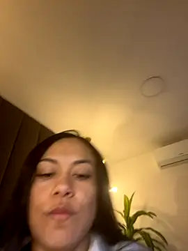 Snapshot of TiffanyyLam chatting on 10/29/25, 11:12 TiffanyyLam online show from 10/29/25, 11:12