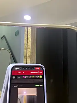 Snapshot of TiffanyyLam chatting on 10/31/25, 11:22 TiffanyyLam online show from 10/31/25, 11:22