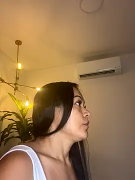 Snapshot of TiffanyyLam chatting on 12/16/25, 11:37 TiffanyyLam online show from 12/16/25, 11:37