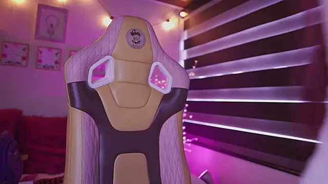 Snapshot of Rebecah_1 chatting on 12/03/25, 03:43 Rebecah 1 online show from 12/03/25, 03:43