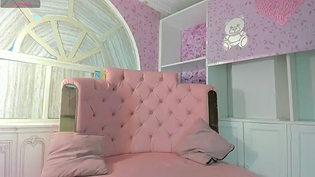 Snapshot of Ivy_rae_xxx chatting on 10/27/25, 08:13 Ivy rae xxx online show from 10/27/25, 08:13