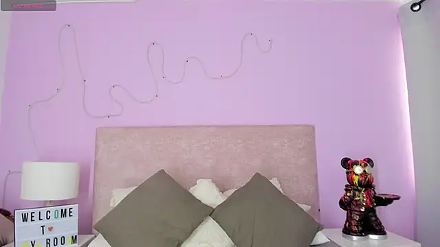 Snapshot of EmaRae1499 chatting on 09/25/25, 07:28 EmaRae1499 online show from 09/25/25, 07:28