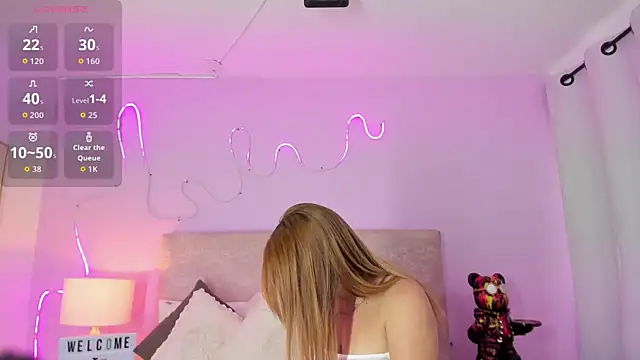 Snapshot of EmaRae1499 chatting on 10/10/25, 08:19 EmaRae1499 online show from 10/10/25, 08:19