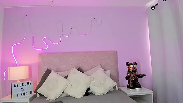 Snapshot of EmaRae1499 chatting on 10/13/25, 07:58 EmaRae1499 online show from 10/13/25, 07:58