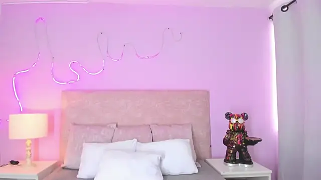 Snapshot of EmaRae1499 chatting on 11/10/25, 07:35 EmaRae1499 online show from 11/10/25, 07:35