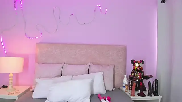 Snapshot of EmaRae1499 chatting on 11/21/25, 07:34 EmaRae1499 online show from 11/21/25, 07:34