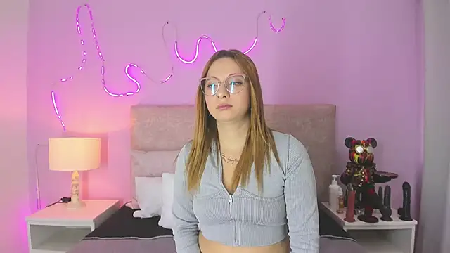 Snapshot of EmaRae1499 chatting on 11/27/25, 07:38 EmaRae1499 online show from 11/27/25, 07:38