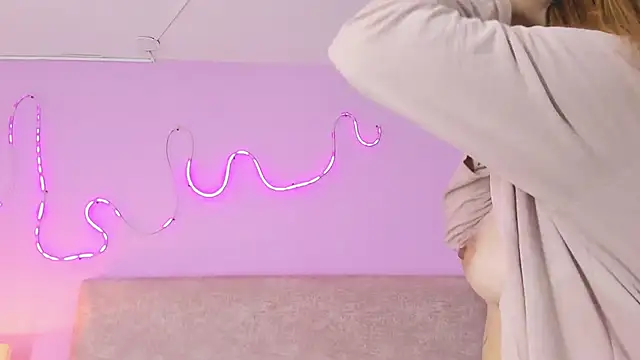 Snapshot of EmaRae1499 chatting on 11/30/25, 03:49 EmaRae1499 online show from 11/30/25, 03:49