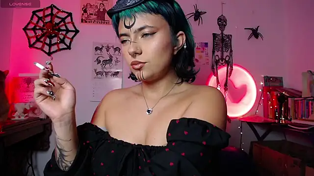 Snapshot of AlmaNanax chatting on 10/28/25, 02:04 AlmaNanax online show from 10/28/25, 02:04