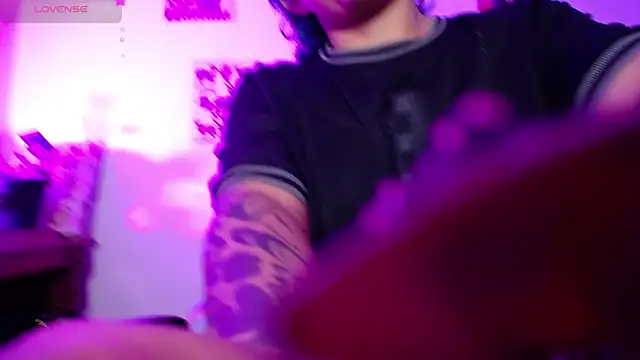 Snapshot of AlmaNanax chatting on 11/16/25, 04:18 AlmaNanax online show from 11/16/25, 04:18