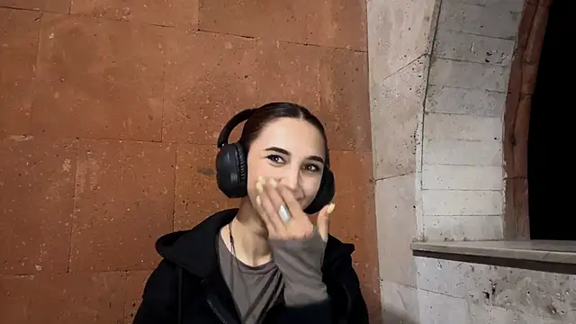 LinaMour online show from 09/11/25, 10:10