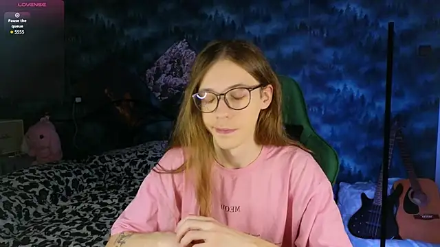 Snapshot of artass2 chatting on 11/13/25, 05:23 artass2 online show from 11/13/25, 05:23