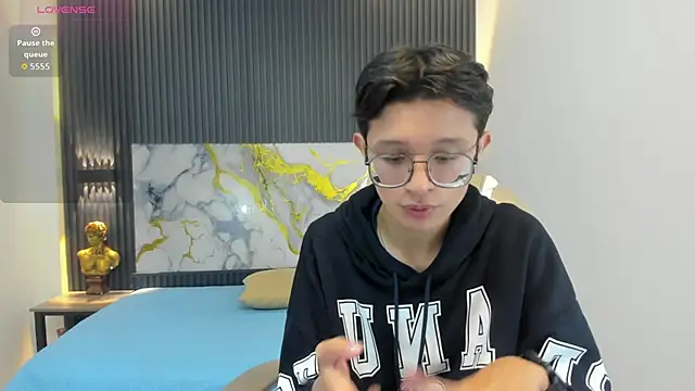 SantiagoRusso18 online show from 10/22/25, 12:05