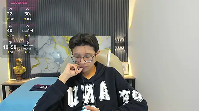 SantiagoRusso18 online show from 10/31/25, 12:06