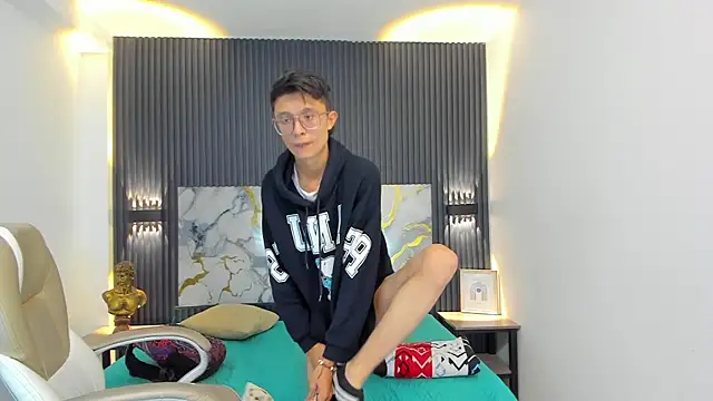 SantiagoRusso18 online show from 12/22/25, 01:08