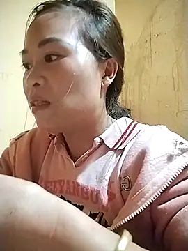 Snapshot of tuyetnhi-00 chatting on 10/16/25, 04:57 tuyetnhi-00 online show from 10/16/25, 04:57