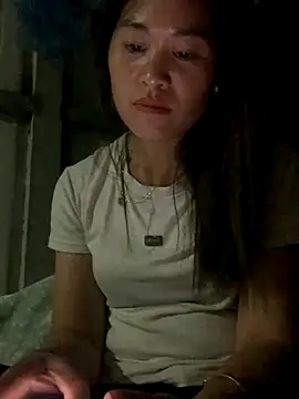 Snapshot of tuyetnhi-00 chatting on 10/24/25, 02:02 tuyetnhi-00 online show from 10/24/25, 02:02