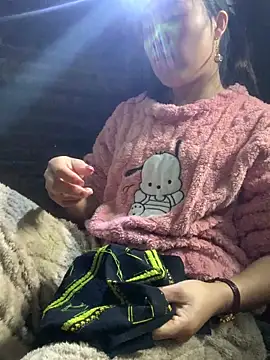 tuyetnhi-00 online show from 12/14/25, 02:06