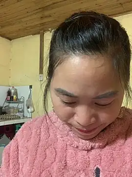 tuyetnhi-00 online show from 12/17/25, 01:22