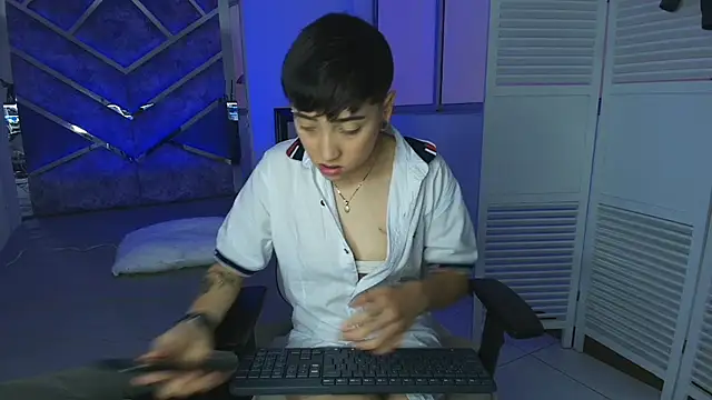 Snapshot of Eryx_Eriscor chatting on 10/27/25, 02:54 Eryx Eriscor online show from 10/27/25, 02:54