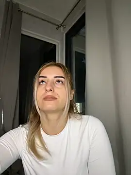 Snapshot of Ella_Vee chatting on 10/08/25, 04:10 Ella Vee online show from 10/08/25, 04:10