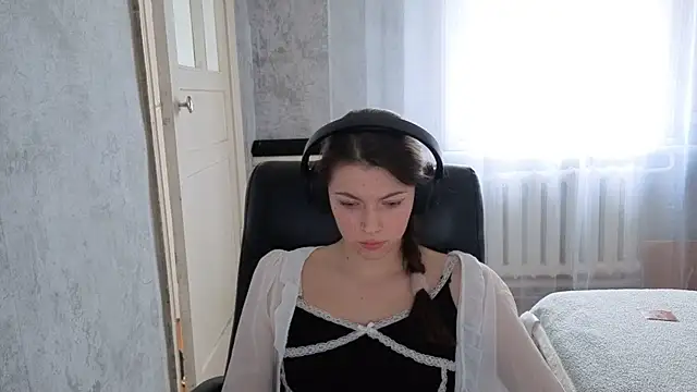 CutieAnny online show from 10/31/25, 04:24