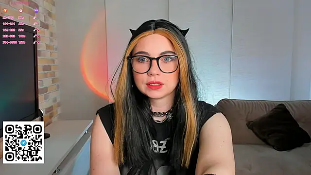 Snapshot of EvaBlimey chatting on 09/24/25, 04:49 EvaBlimey online show from 09/24/25, 04:49