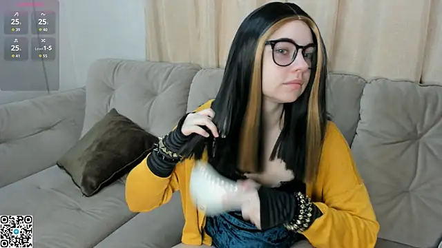 Snapshot of EvaBlimey chatting on 10/16/25, 04:46 EvaBlimey online show from 10/16/25, 04:46