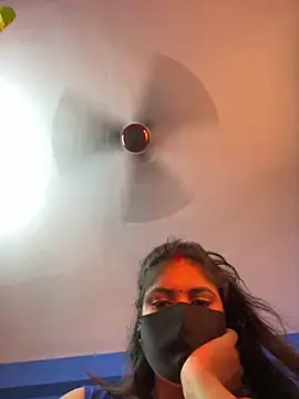 Snapshot of V-Hot-Sweti chatting on 11/22/25, 06:45 V-Hot-Sweti online show from 11/22/25, 06:45