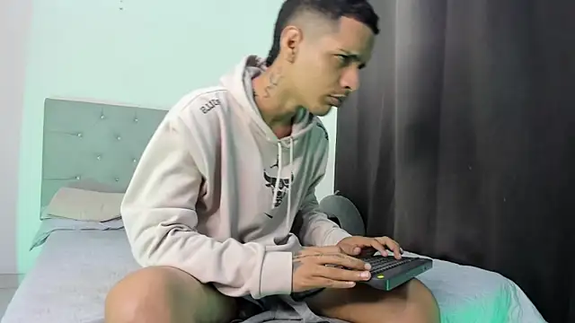 Snapshot of twinkDuohot chatting on 11/24/25, 03:39 twinkDuohot online show from 11/24/25, 03:39