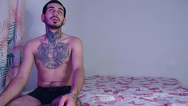 Snapshot of Tyler2y_luna chatting on 11/06/25, 03:40 Tyler2y luna online show from 11/06/25, 03:40