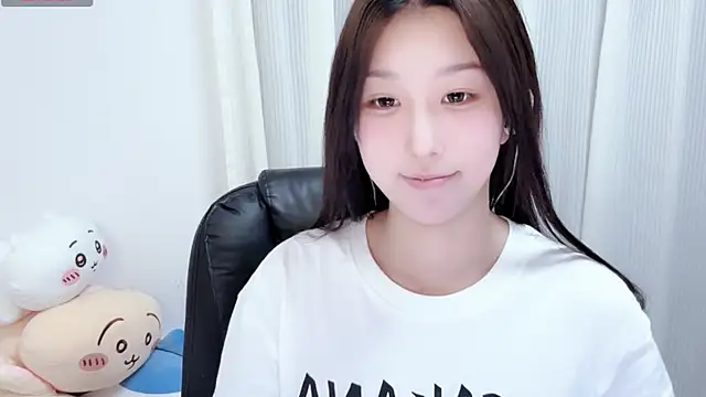 Snapshot of Winnie666- chatting on 12/15/25, 05:17 Winnie666- online show from 12/15/25, 05:17