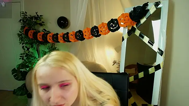 Snapshot of Milana_Key chatting on 10/24/25, 10:06 Milana Key online show from 10/24/25, 10:06