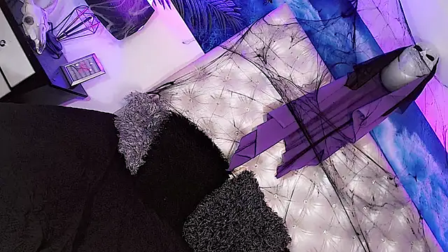 Valeria Swett  online show from 10/25/25, 10:15