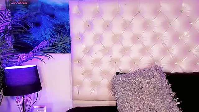 Valeria Swett  online show from 06/27/26, 12:04