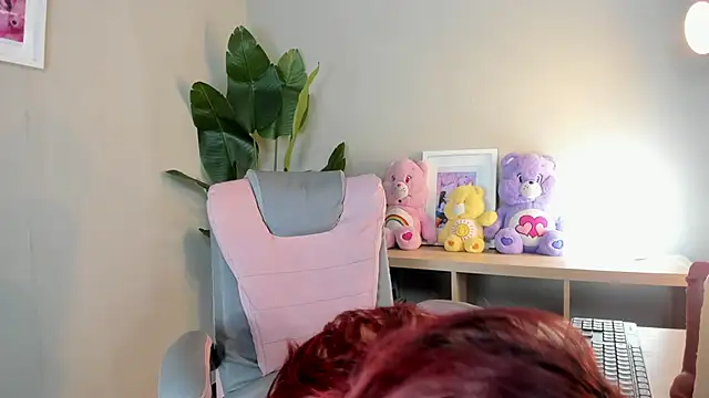 Snapshot of Mystic_blue chatting on 12/18/25, 12:44 Mystic blue online show from 12/18/25, 12:44