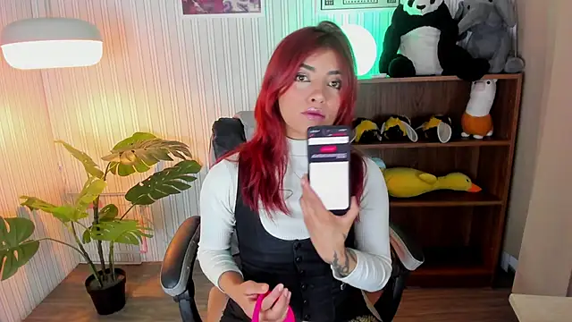 Snapshot of Mystic_blue chatting on 12/20/25, 04:19 Mystic blue online show from 12/20/25, 04:19