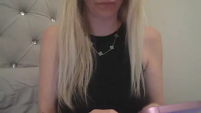 flirty babe x online show from 10/18/25, 10:43