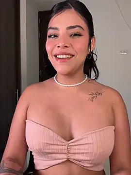 Snapshot of Sara-Evans chatting on 02/05/26, 01:10 Sara-Evans online show from 02/05/26, 01:10