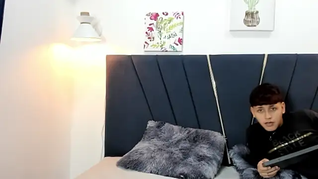 Snapshot of zeusapollofuck chatting on 09/16/25, 07:26 zeusapollofuck online show from 09/16/25, 07:26